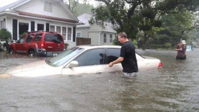 Calles inundadas a más de medio metro y edificios destruidos dejó, a su paso por la Florida, el huracán Matthew.