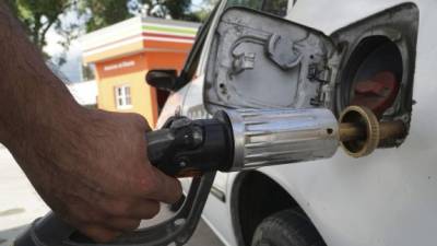 Un bombero llena el tanque de combustible.