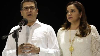 Juan Orlando Hernández habla junto a su esposa Ana Rosalinda García Carías a su llegada el 27 de octubre de 2016, a Cartagena, Colombia. EFE