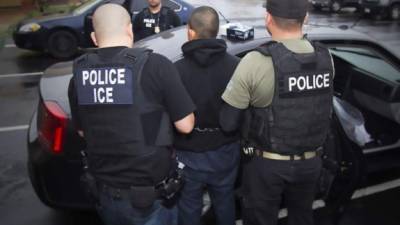 Al menos 680 indocumentados fueron arrestados en las redadas ejecutadas la semana pasada por el ICE.