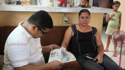 Juan Herrera lee la noticia publicada por LA PRENSA del caso de su esposa.
