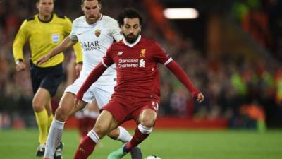 Liverpool's Egyptian midfielder Mohamed Salah (R) vies with Roma's Dutch midfielder Kevin Strootman during the UEFA Champions League first leg semi-final football match between Liverpool and Roma at Anfield stadium in Liverpool, north west England on April 24, 2018. / AFP PHOTO / Oli SCARFF