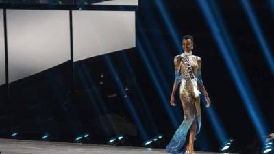 Fotografía cedida por la Organización Miss Universo donde aparecen las candidatas a la 68 edición del gran concurso de belleza (i-d) Miss Nicaragua, Ana Marcelo; Miss Birmania, Thuzar Wint Lwin; Miss Panamá, Carmen Jaramillo; Miss Honduras, Cecilia Rossell; Miss Paraguay, Vanessa Castro Guillén; Miss España, Andrea Martínez; Miss Malasia, Francisca Luhong James; Miss Rusia, Alina Sanko; Miss Venezuela, Mariangel Villasmil; Miss Italia, Viviana Vizzini; Miss Nepal, Anshika Sharma; Miss Rumanía, Bianca Lorena Tirsin, y Miss Corea, Hari Park, a su llegada a la cena colectiva la noche del lunes 10 de mayo en un restaurante de la ciudad de Hollywood en Florida. EFE/Benjamin Askinas/Miss Universe /SOLO USO EDITORIAL/SOLO DISPONIBLE PARA ILUSTRAR LA NOTICIA QUE ACOMPAÑA (CRÉDITO OBLIGATORIO)