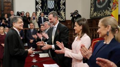 El escritor de Nicaragua, Sergio Ramírez, fue honrado con el premio Cervantes de manos del rey Felipe VI.