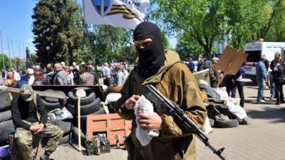 Militantes prorrusos resguardan una barricada en la ciudad de Kramatorsk, Ucrania.
