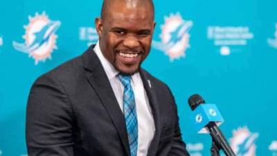 ¡Histórico! Los Miami Dolphins de la NFL presentaron al hondureño Brian Flores como entrenador en jefes del equipo. Mira las imágenes más curiosas de la presentación del catracho. Fotos AFP y @MiamiDolphins.