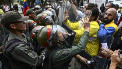 Diputados opositores se enfrentaron a militares que les impidieron protestar frente al TSJ. EFE.
