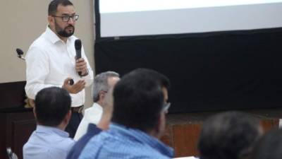 Sergio Moreno, directivo de Fedecámara, durante la exposición de ayer a directivos de gremiales del sector privado. Foto: Franklyn Muñoz