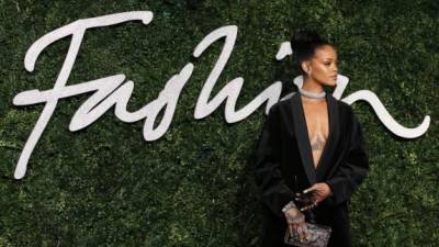 Rihanna lució un saco que dejaba ver su popular tatuaje en el pecho y sus estilizadas piernas.