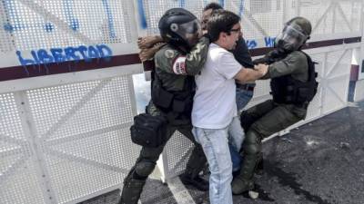 El vicepresidente de la Asamblea Nacional, Freddy Guevara, fue arrestado por policías durante una protesta de la oposición en Caracas. Fotos AFP.