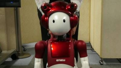 Emiew es un robot japonés capaz de dialogar con humanos sin un guion, haciendo bromas y analizando las reacciones de las personas.