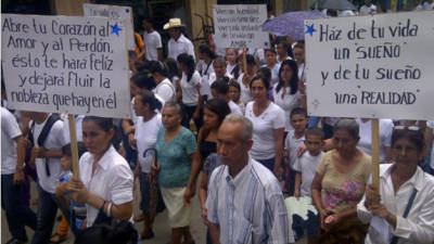 Pancaras con mensajes de perdón mostraban los miembros que asistieron a la marcha pacífica realizada hoy en El Progreso, Yoro. Foto: Lilian Ramírez