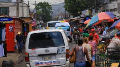 Los conductores del transporte hacen doble fila y se paran donde se les da la gana. Foto: Melvin Cubas.