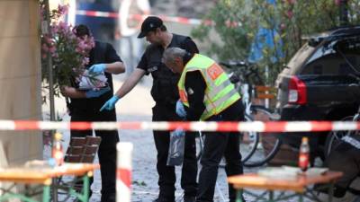 Investigadores en la escena de la explosión. Foto: AFP