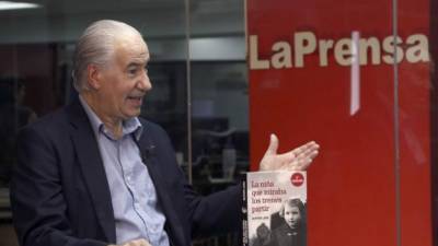 Luego del conversatorio en la UTH, el escritor uruguayo visitó la redacción de Diario LA PRENSA.