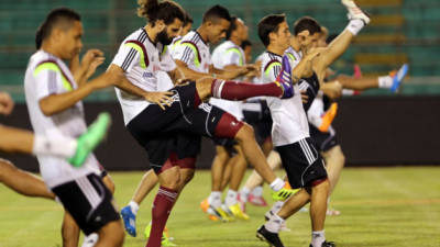 El zaguero central de Venezuela Oswaldo Vizcarrondo (C) con sus compañeros de selección durante el corto entrenamiento en el estadio Olímpico.