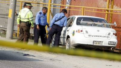Después de ser atacados, el taxista condujo,pero quedaron muertos a una orilla del bulevar.