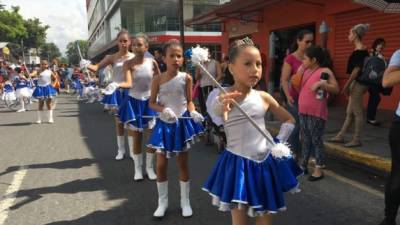 Alumnos, maestros y padres de familia fueron parte de este desfile inaugural. Fotos: José Cantarero.
