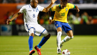 Wilson Palacios marcando con la Bicolor al brasileño Neymar.