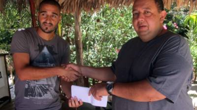 Leonardo Domínguez recibe el cheque de parte del presidente Matute.