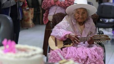 Flores Qolque, más conocida cómo 'Mamá Julia' y considerada la mujer más longeva de Bolivia y probablemente del mundo, celebra con el traje típico de Cochabamba sus 118 años el 26 de octubre de 2018, en Sacaba (Bolivia). EFE/Archivo