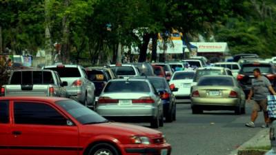 Vehículos circulan por una calle de San Pedro Sula.