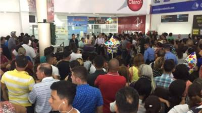 Gran afluencia de turistas en el aeropuerto Ramón Villeda Morales.