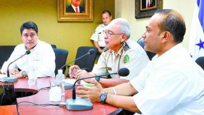 Misael León Carvajal, director de ICF; Francisco Álvarez, de las Fuerzas Armadas y el ministro José Galdámez.