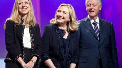 Chelsea Clinton, su padre Bill Clinton y su madre Hillary Clinton.