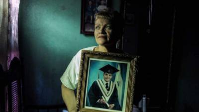 Maria Yesenia Estrada sostiene un retrato de su hijo, Byron Correa, quien permanece encarcelado por participar en las protestas contra el gobierno nicaragüense.