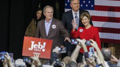 George W Bush junto a su hermano Jeb Bush.