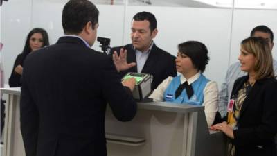 El presidente de Honduras, Juan Orlando Hernández, inauguró hoy un nuevo sistema biométrico de identidad en los cuatro aeropuertos internacionales del país con el objetivo de controlar el ingreso de pasajeros a está nación.