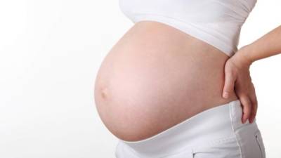 Algunas embarazadas están adoptando la moda de comerse la placenta, pero esto no tiene beneficio.