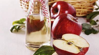 El vinagre de manzana contiene propiedades antibacterianas y se puede usar para la limpiza del hogar.