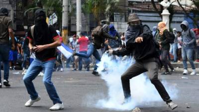 El centro de Tegucigalpa, capital de Honduras, se vivió un verdadero caos en una jornada de protestas. Piedras, gases lacrimógenos, gritos de desesperación y una gran cantidad de personas que se enfrentaban con la Policía, que trataba de dispersarlos.
