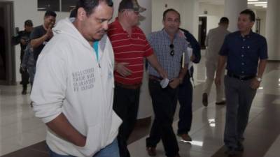 Frelin Eduardo Ulloa (suéter blanco) quedó preso y el abogado César Cerna (camisa roja) con medidas por estafa.