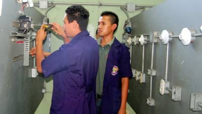 Estudiantes de electricidad realizan prácticas.