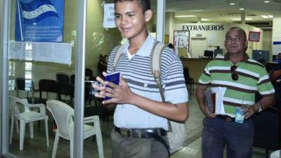 Brayan Villanueva cuando salía de la oficina de Migración en La Ceiba junto a su padre con su pasaporte para viajar mañana a El Salvador. Foto: Javier Rosales