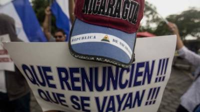 Un joven con una pancarta participa de un plantón en las afuera del seminario de nuestra señora de Fátima este miércoles 23 de mayo de 2018, en Managua (Nicaragua). EFE