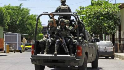 Una patrulla vigilando en la localidad de Villa Purificación, sede de narcobloqueos el viernes.