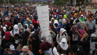 Los estudiantes que tenían tomada la Unah marcharon junto a activistas de derechos humanos por el bulevar Suyapa en Tegucigalpa.