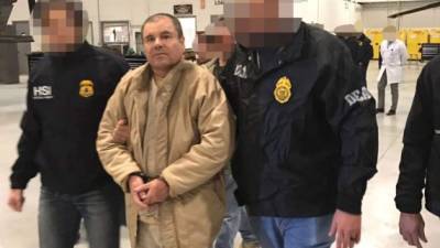 Joaquín Guzmán Loera alias 'El Chapo' Guzmán escoltado en Ciudad Juárez por la policía mexicana cuando es extraditado a los Estados Unidos.