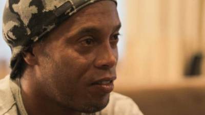 Ronaldinho Gáucho acumula casi dos semanas preso en Paraguay por falsificación de pasaporte para ingresar a suelo guaraní. Hoy se ha revelado el nuevo trabajo que encontró el exjugador en la prisión y las condiciones que le impusieron los reos para dejarlo jugar al fútbol.