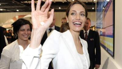La actriz Angelina Jolie asiste a la inauguración de una cumbre de cuatro días sobre violencia sexual en los conflictos en Londres (Reino Unido) hoy, martes 10 de junio de 2014. EFE/Facundo Arrizabalaga