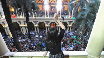 La presidenta de Argentina, Cristina Fernández de Kirchner, en el balcón saluda a partidarios después de la ceremonia de juramento de los nuevos miembros designados de su gabinete en Palacio de Gobierno, en Buenos Aires. AFP