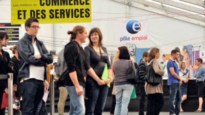 A pesar de las señales de recuperación, miles de europeos siguen sin empleo. / AFP