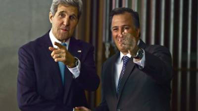 El secretario de Estado de EUA. John Kerry junto al canciller mexicano Antonio Meade a su llegada a la Ciudad de México.