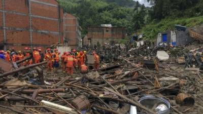 Rescatistas buscan sobrevivientes entre los edificios dañados por el tifón Lekima, en Yongjia, Wenzhou, China.