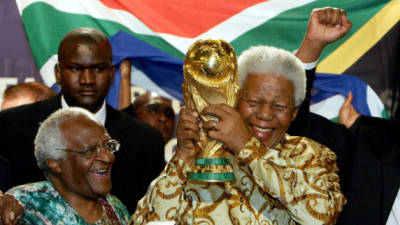 Nelson Mandela levanta la copa del mundo en Sudáfrica.