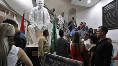 Fotografía del 5 de diciembre del 2017 que muestra a varias personas pasando junto a una escultura del Héroe Nacional cubano José Martí, en una actividad pública para celebrar el 158 aniversario de la entrada de la masonería en Cuba, en la sede de la Gran Logia Masónica, en La Habana (Cuba). EFE/Archivo